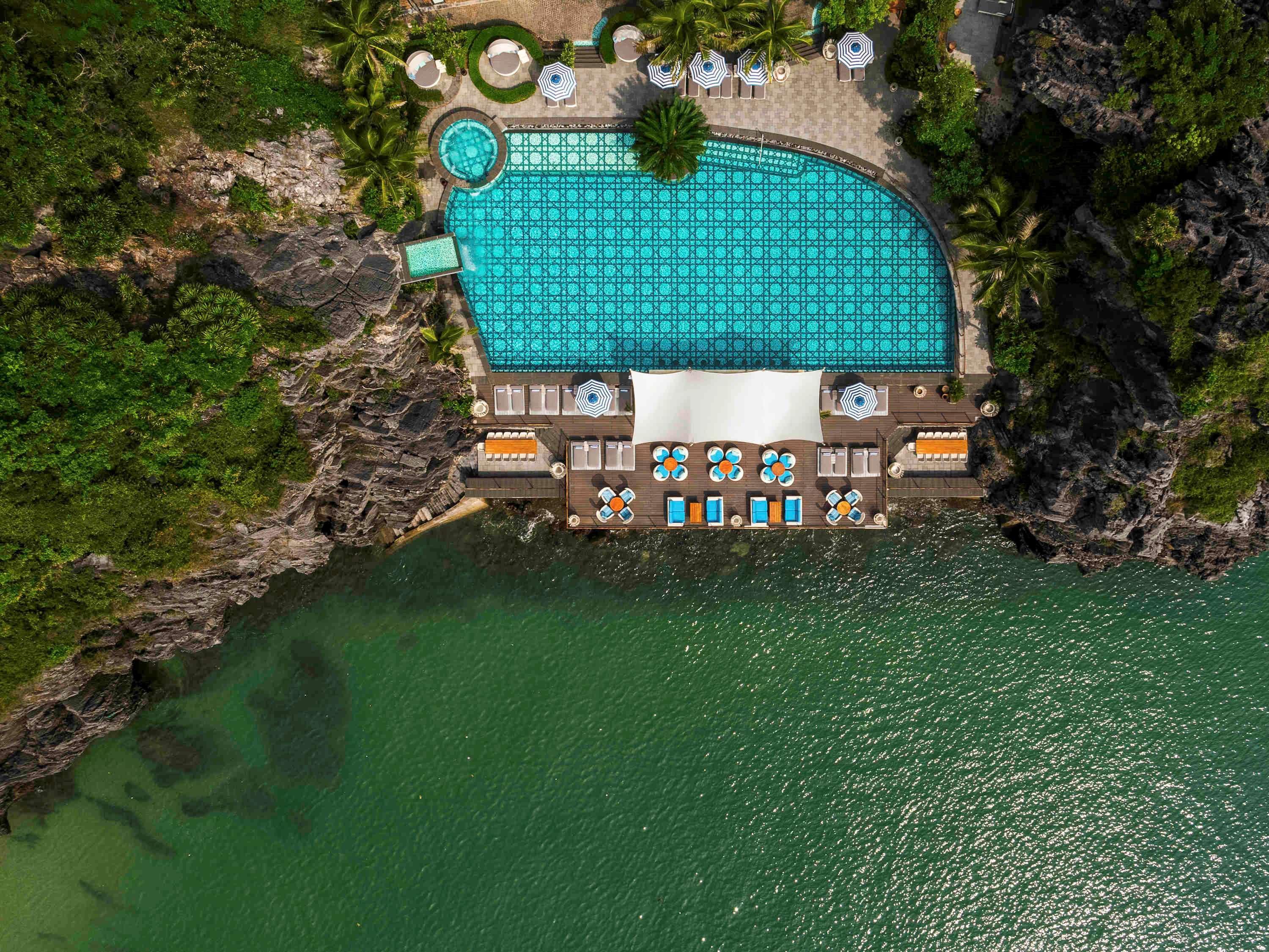 Hotel Perle D'Orient Cat Ba - Mgallery Chan Chau Kültér fotó Aerial view of the resort