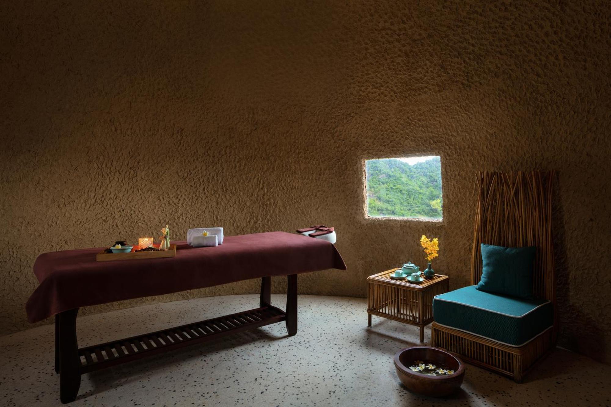 Hotel Perle D'Orient Cat Ba - Mgallery Chan Chau Kültér fotó A treatment room at the Banyan Tree Spa